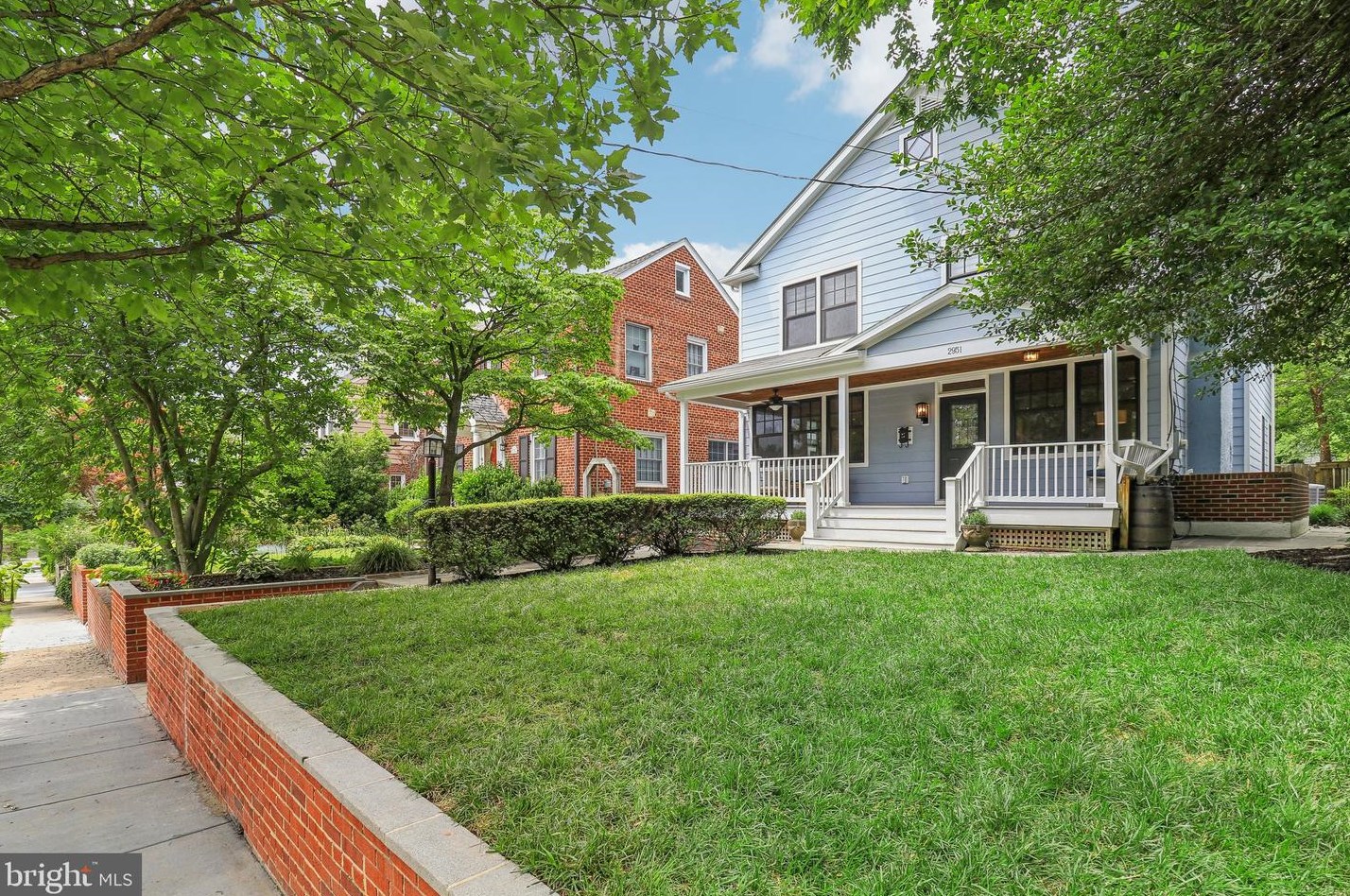 2951 Mckinley St, Washington, DC 20015-1217