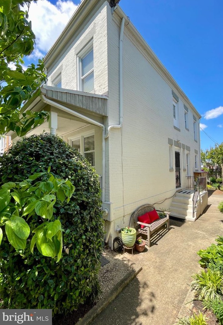 1610 D St, Washington DC  20003-2440 exterior