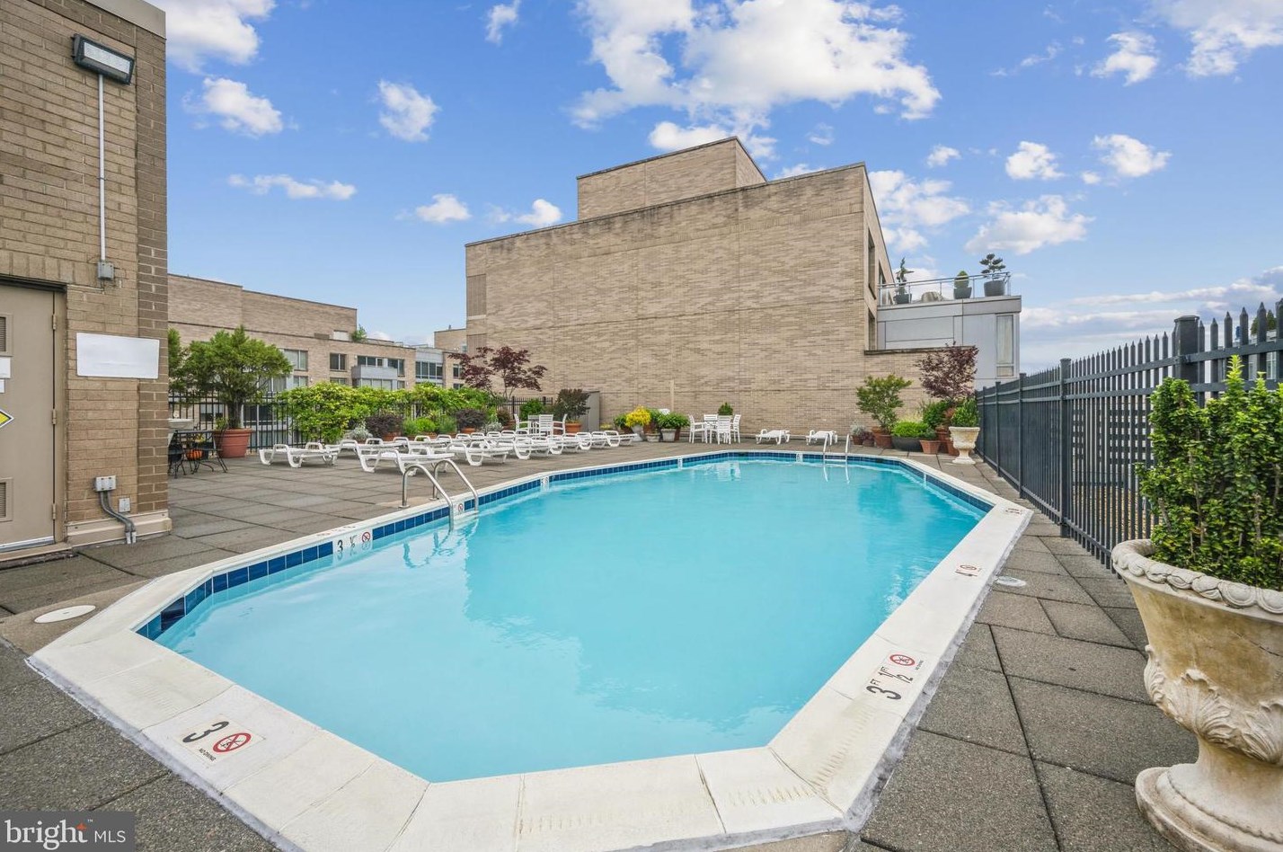 2201 L St, Washington DC  20037-1409 exterior