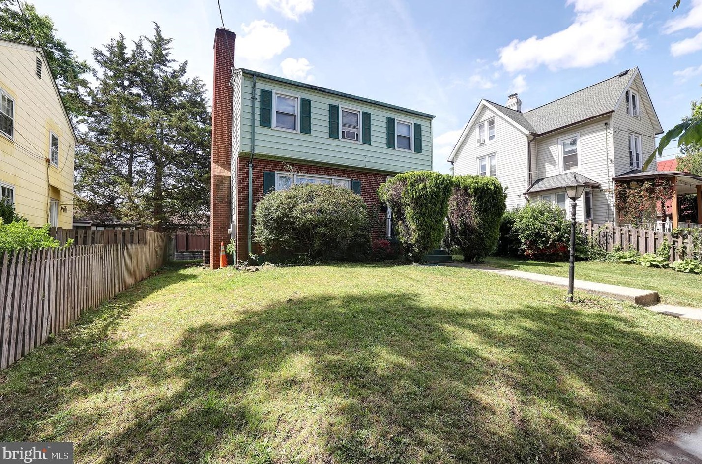 915 Lawrence St, Washington, DC 20017-3520