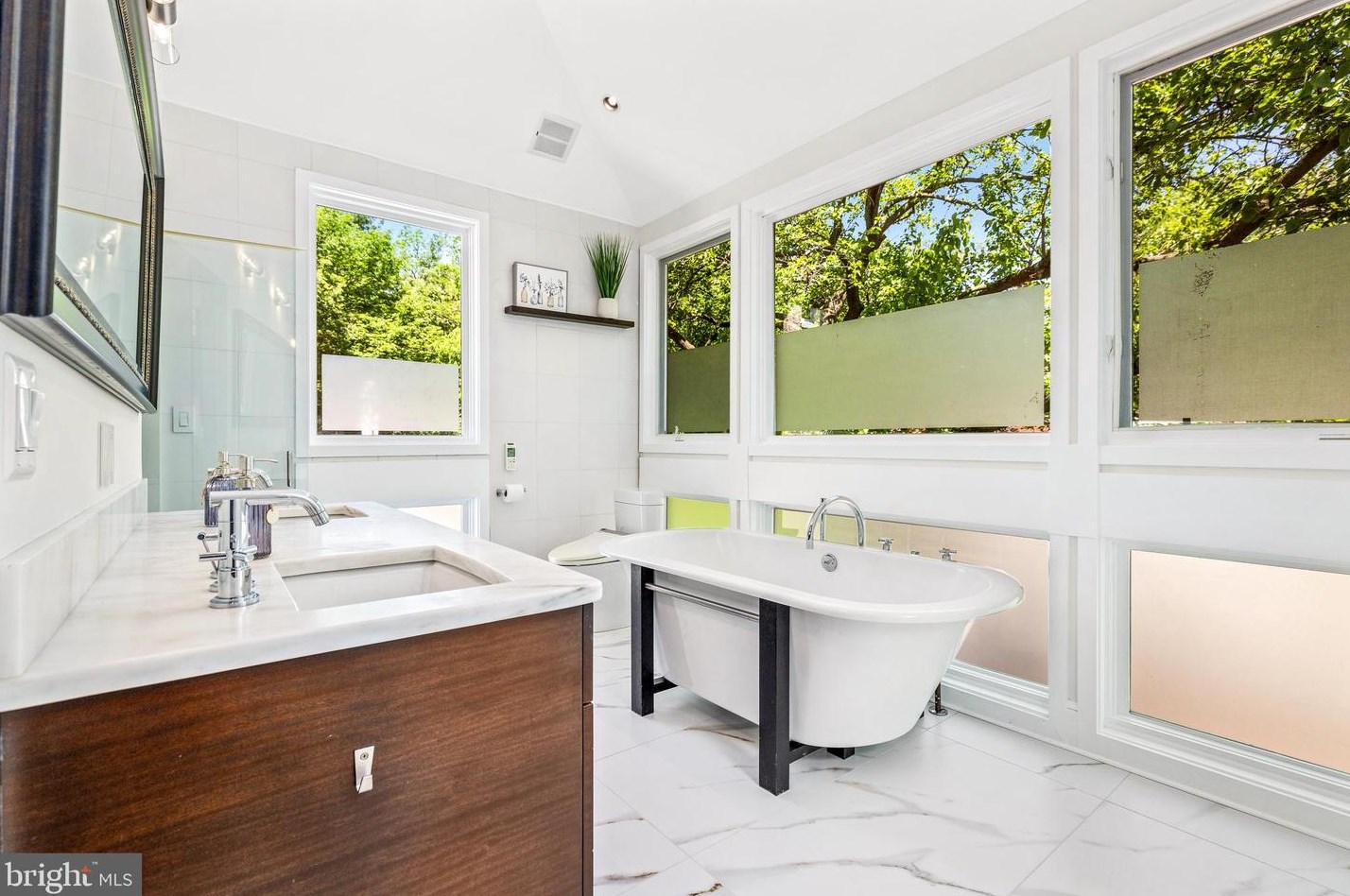 5335 43rd St, Washington DC  20015-2007 exterior