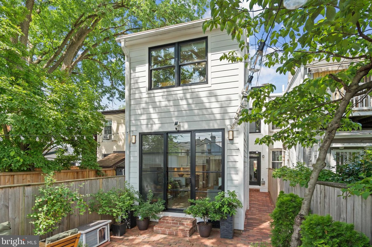 516 10th St, Washington DC  20003-2806 exterior