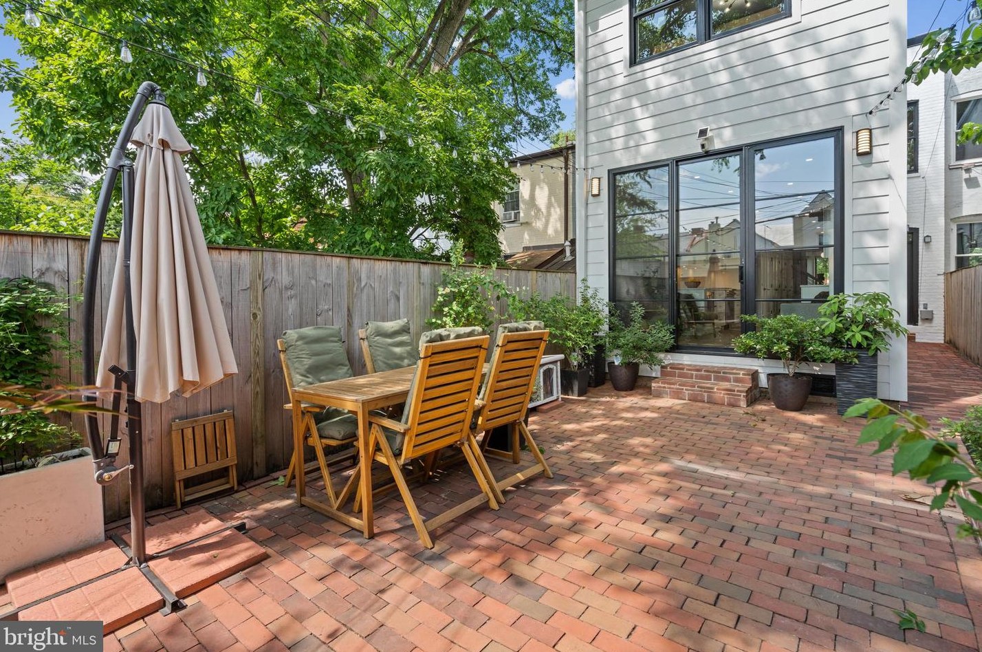 516 10th St, Washington DC  20003-2806 exterior