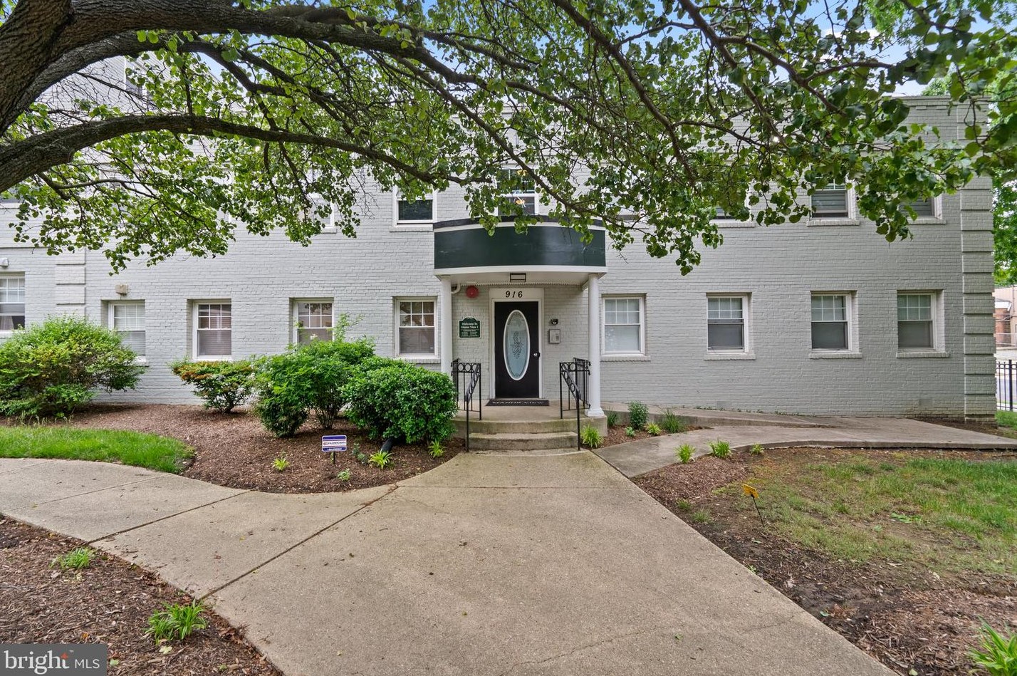 916 Barnaby St Se #102, Washington, DC 20032