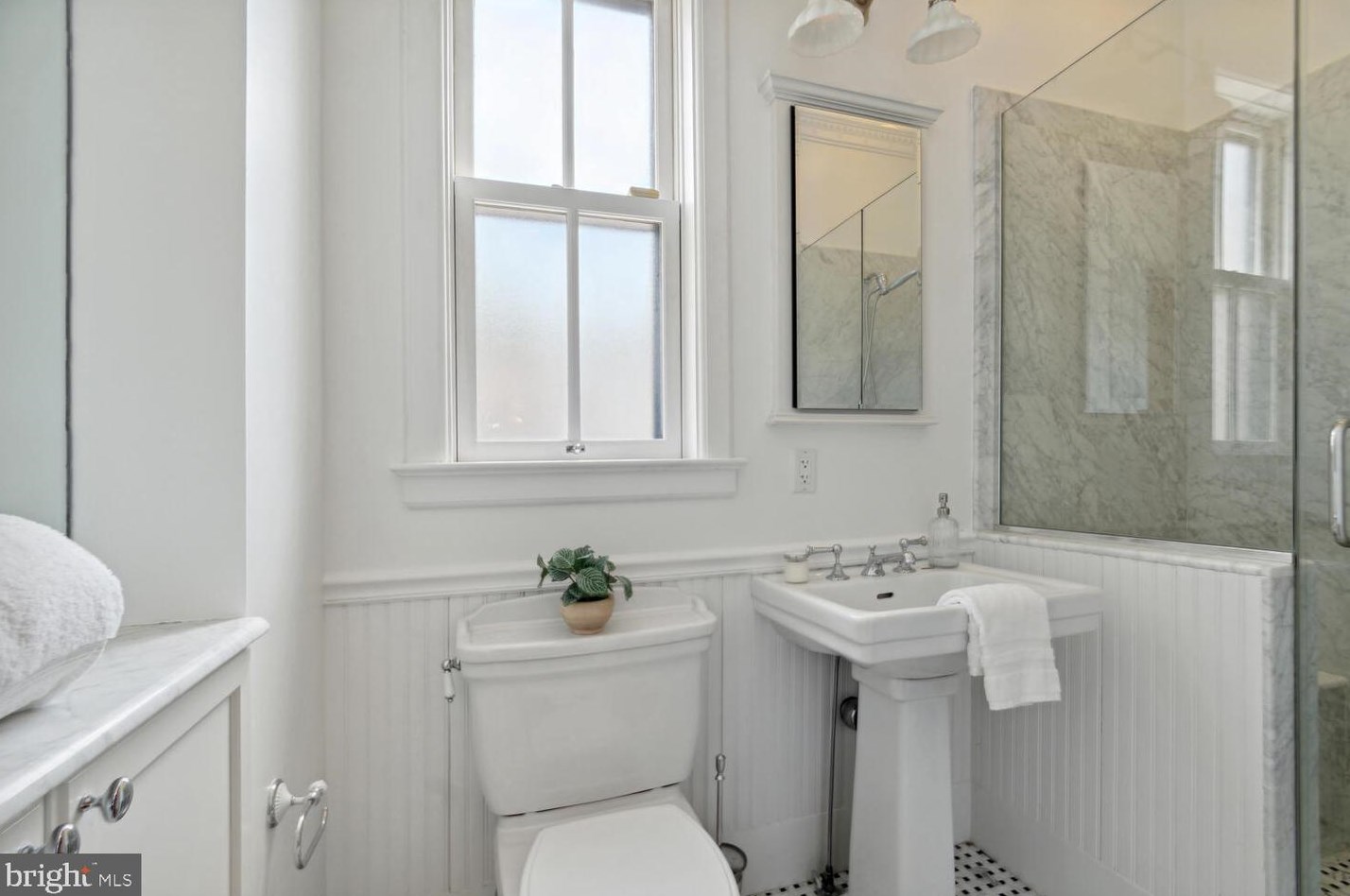 2010 Hillyer Pl, Washington DC 20009-1006 exterior