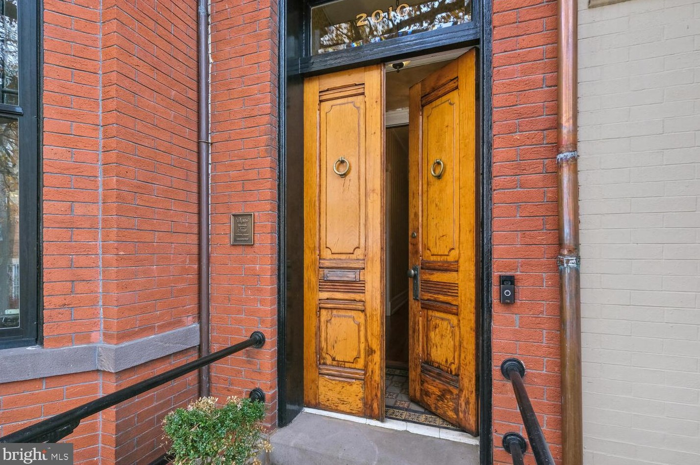 2010 Hillyer Pl, Washington DC 20009-1006 exterior