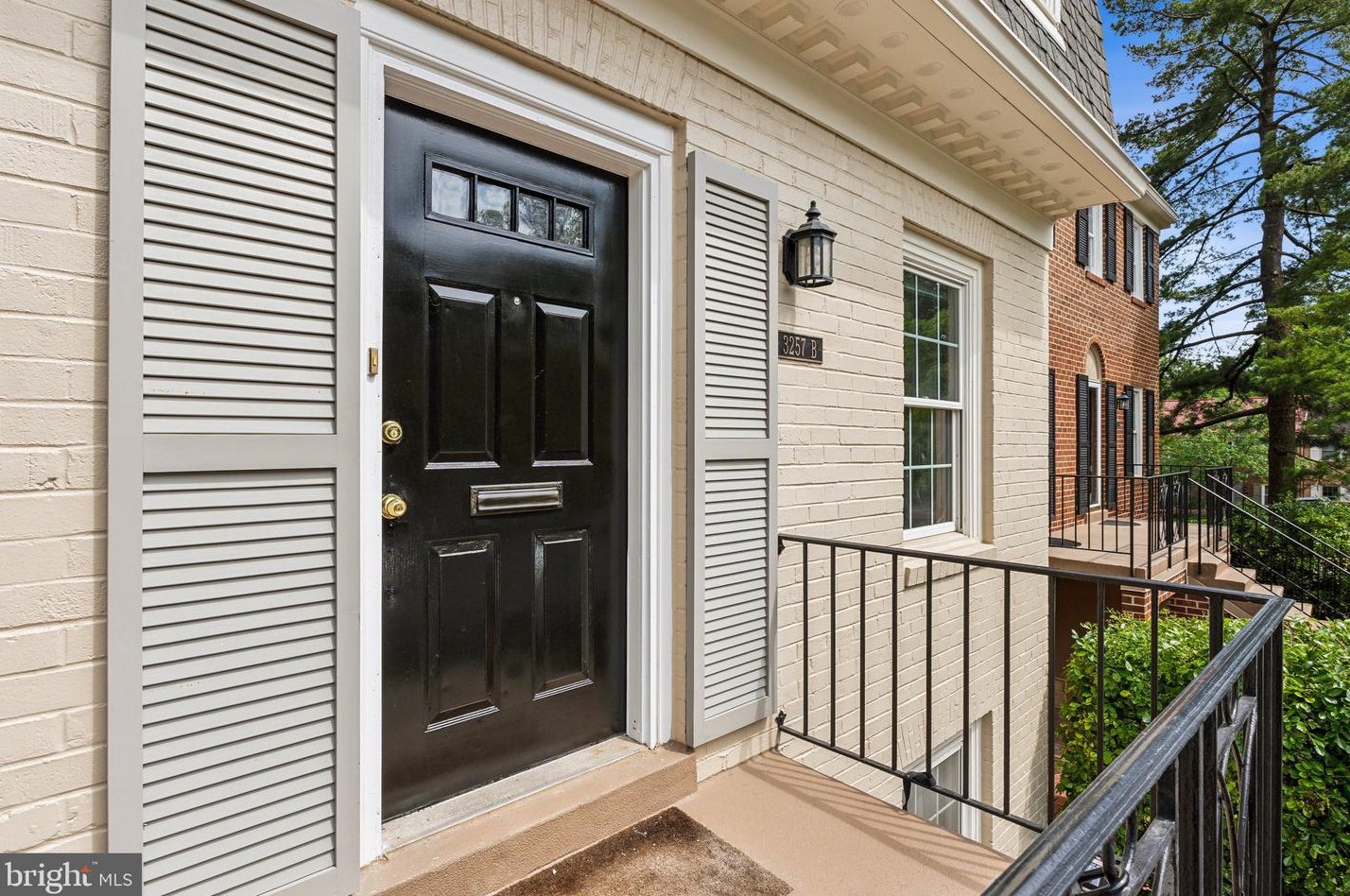 3257 Sutton Pl, Washington DC  20016-7533 exterior