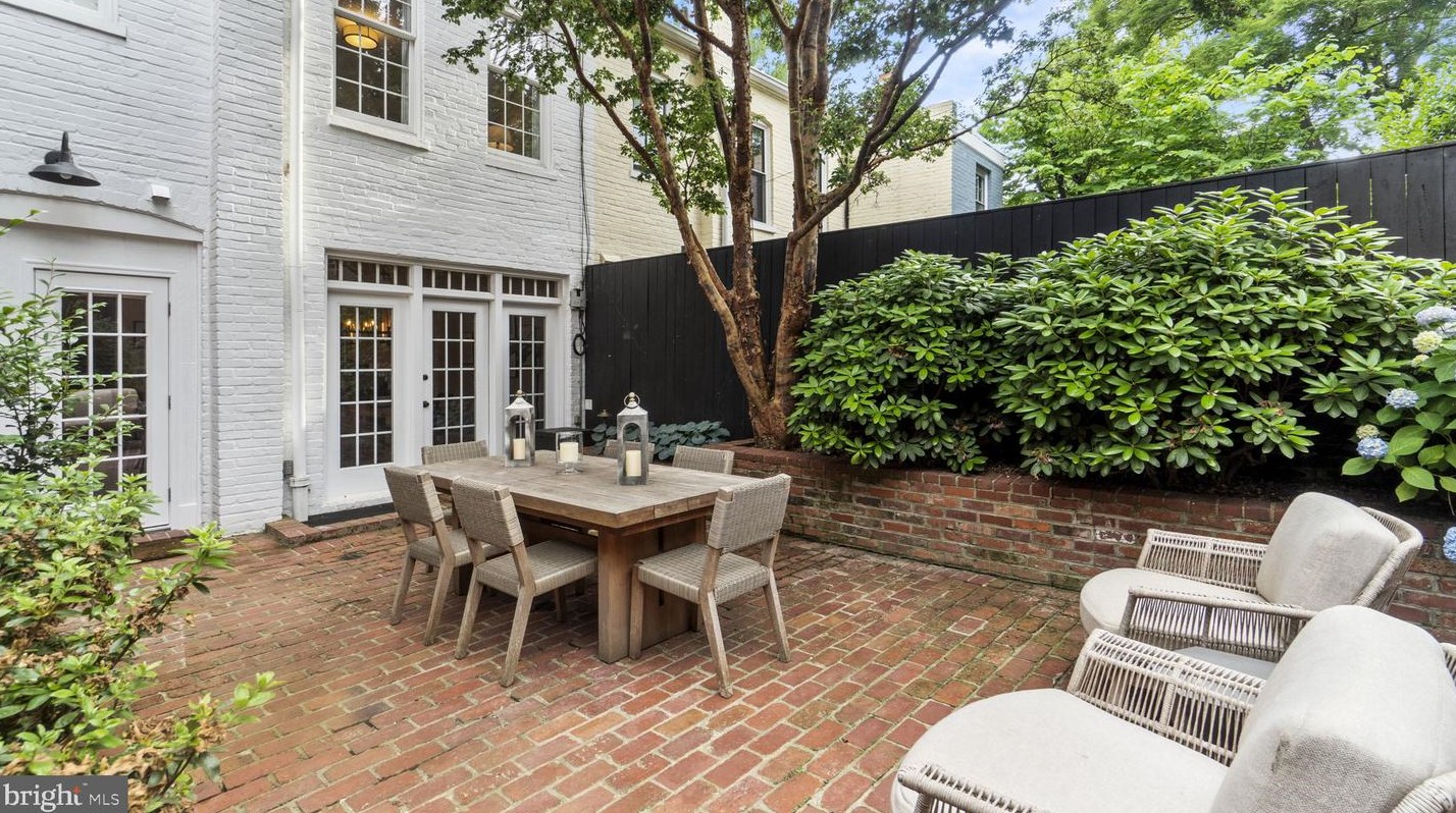 3025 Cambridge Pl, Washington DC  20007-2914 exterior