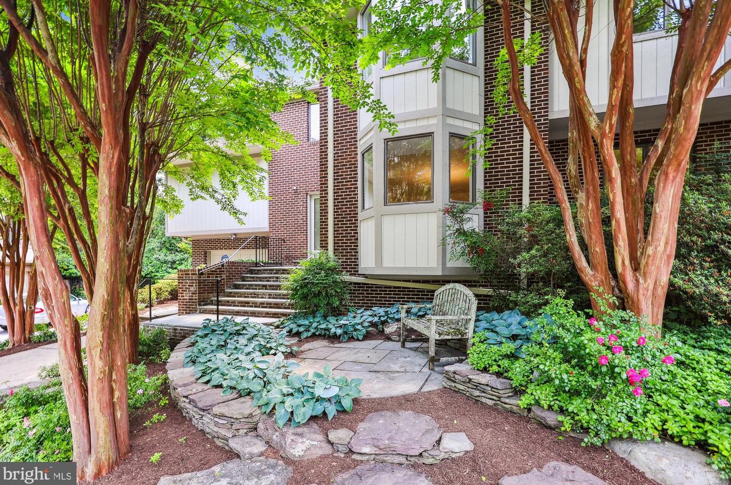 3029 Oregon Knolls Dr, Washington, DC 20015-2211