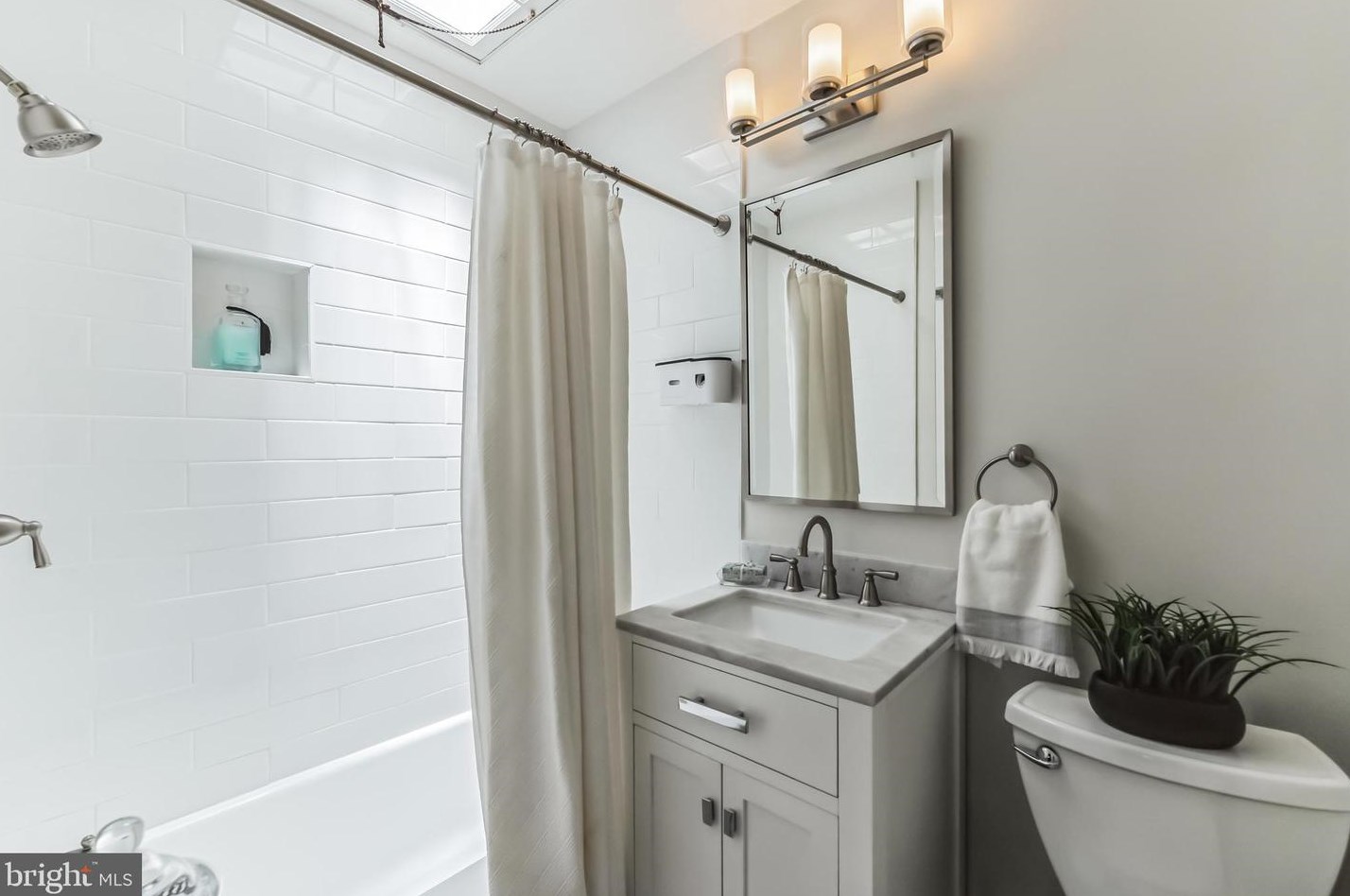 1555 33rd St, Washington DC  20007-2750 exterior