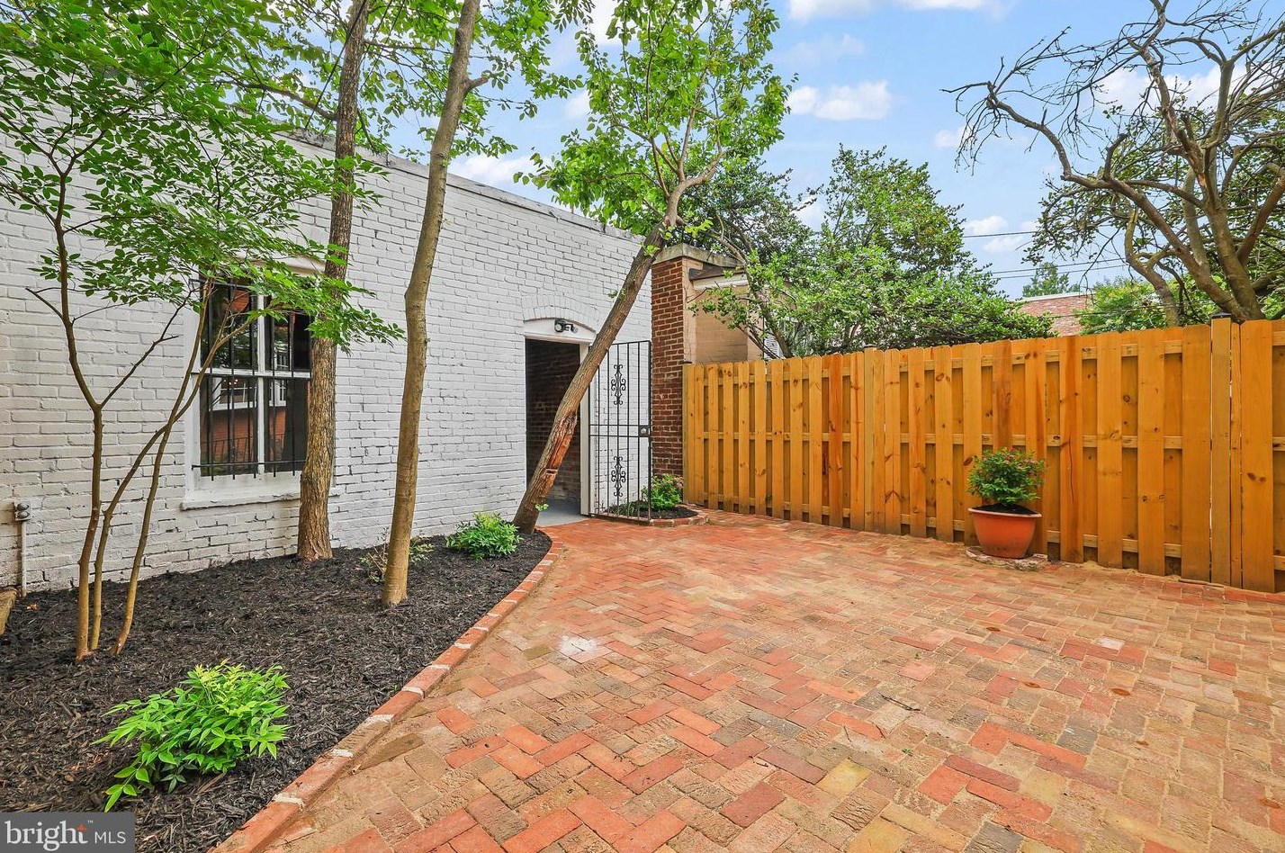 525 7 St, Washington DC 20003-2738 exterior