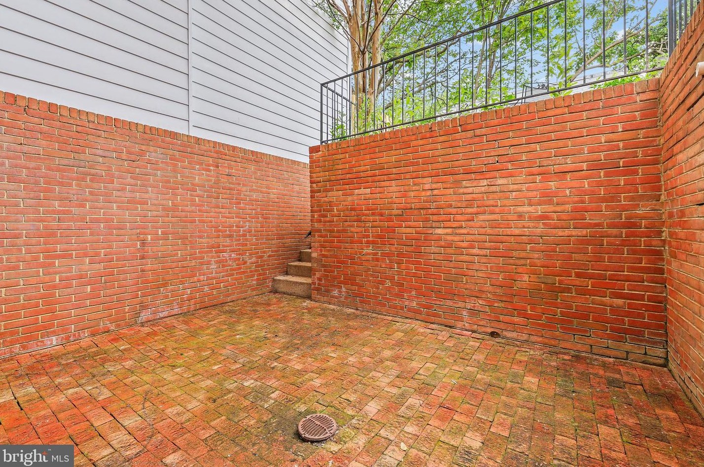 525 7 St, Washington DC 20003-2738 exterior