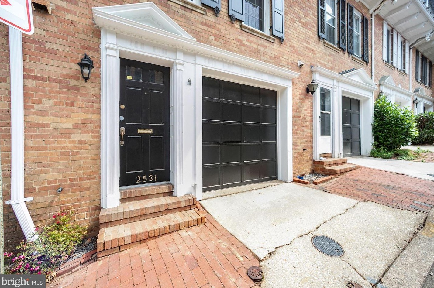 2531 Queen Annes Ln, Washington, DC 20037-2149