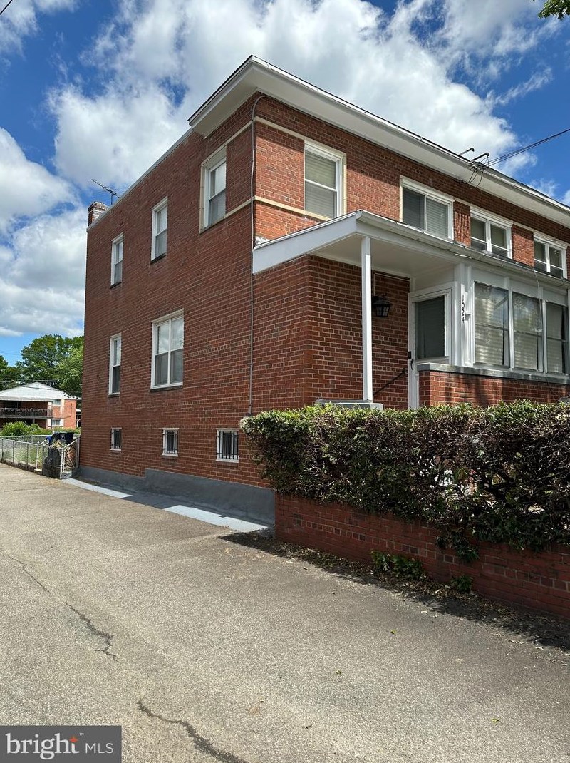 1024 Crittenden St, Washington, DC 20017-2717