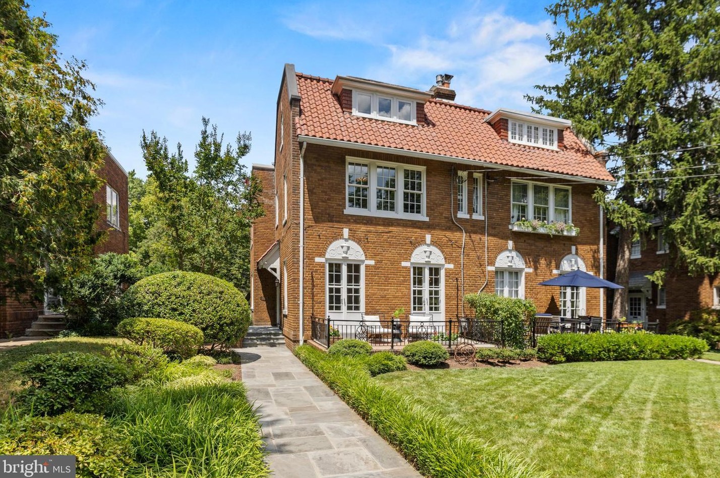 3415 Fessenden St Nw, Washington, DC 20008