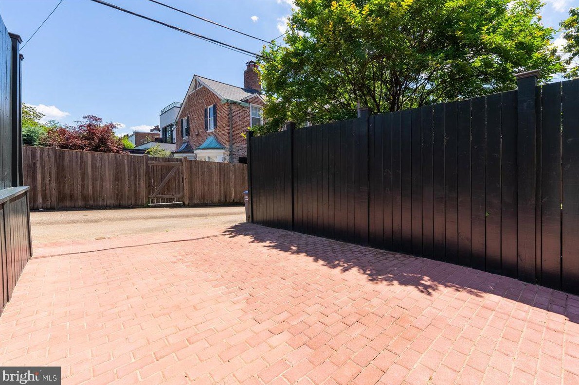 1653 34 St, Washington DC 20007-2742 exterior