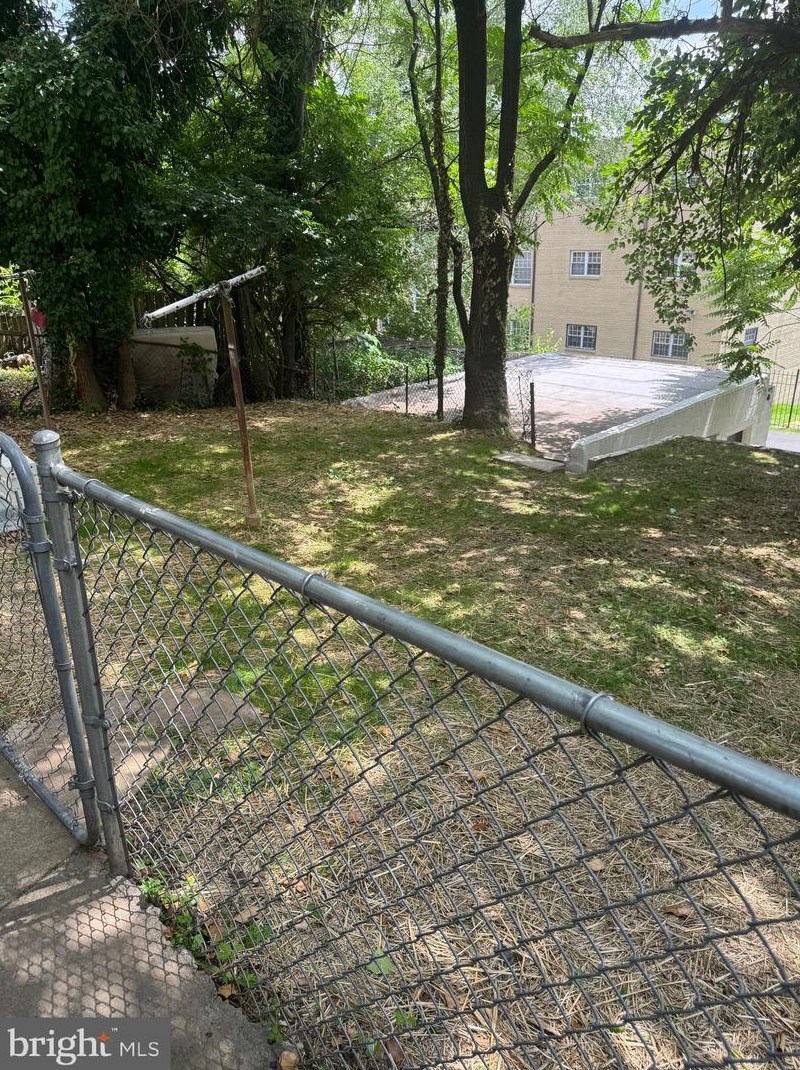 4253 Brooks St, Washington DC  20019-3425 exterior