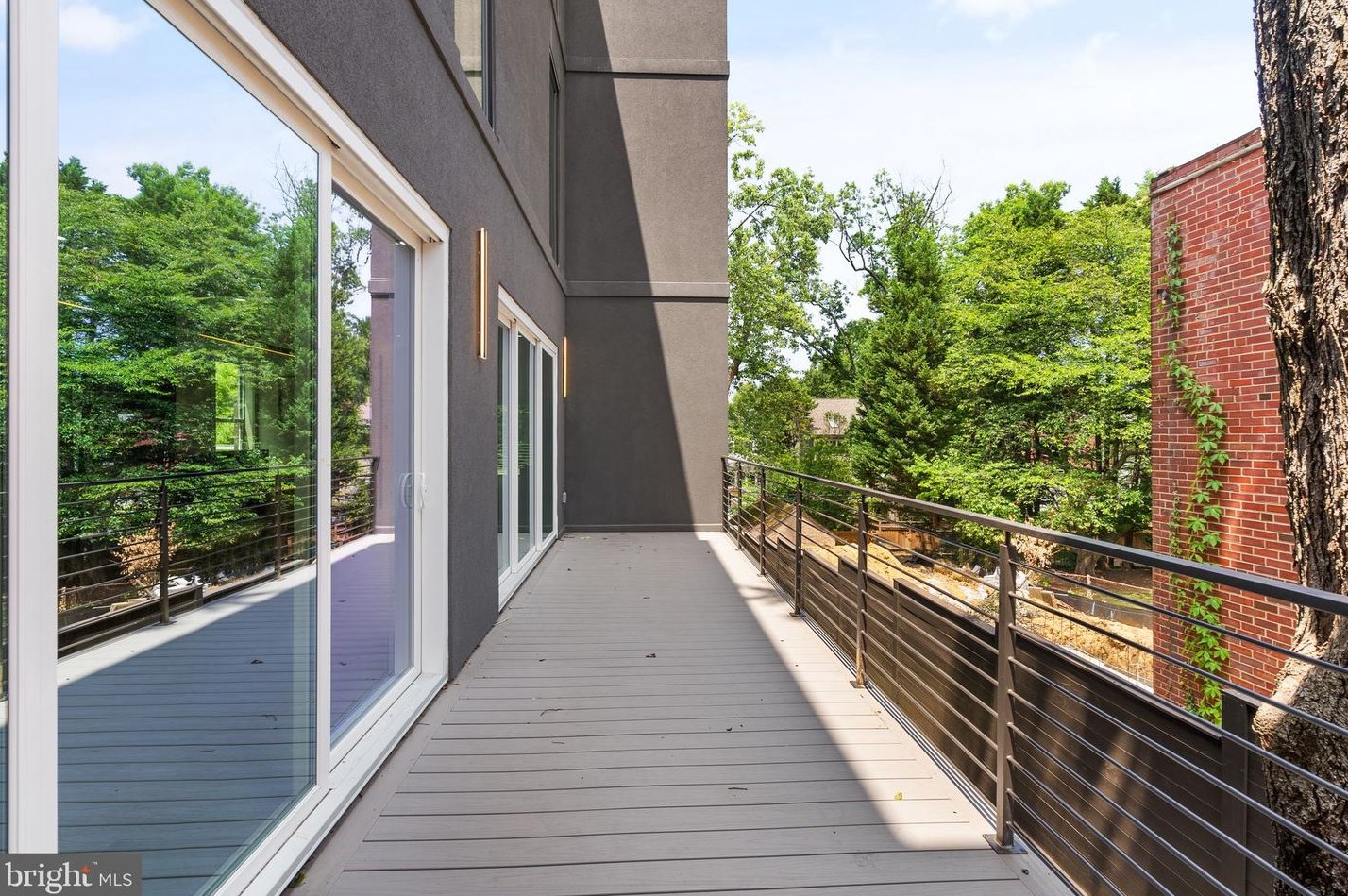 6118 30th St, Washington DC  20015-1512 exterior