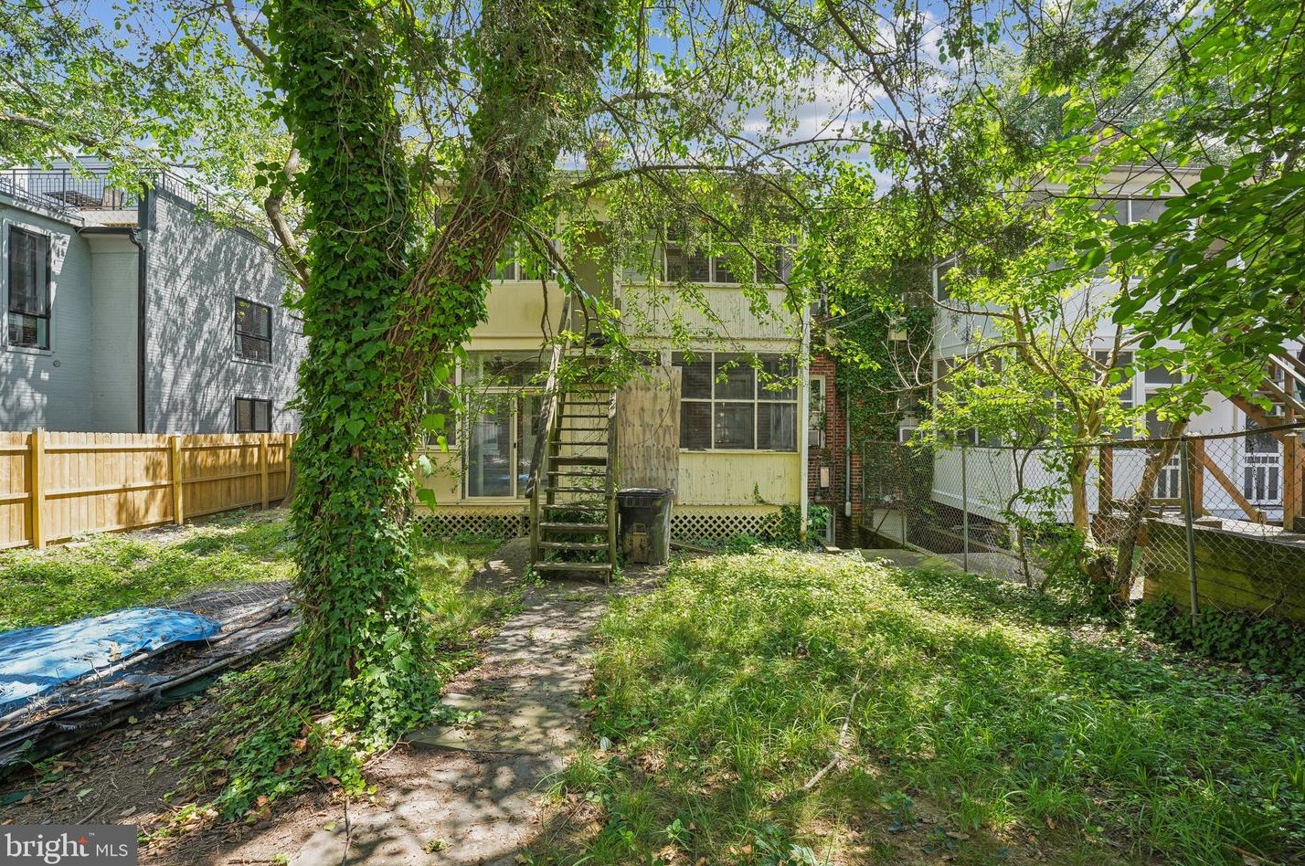 3925 W St, Washington DC 20020-5717 exterior