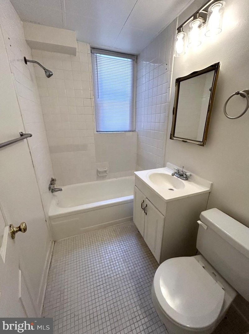 1725 New Hampshire Ave, Washington DC 20009-2566 exterior