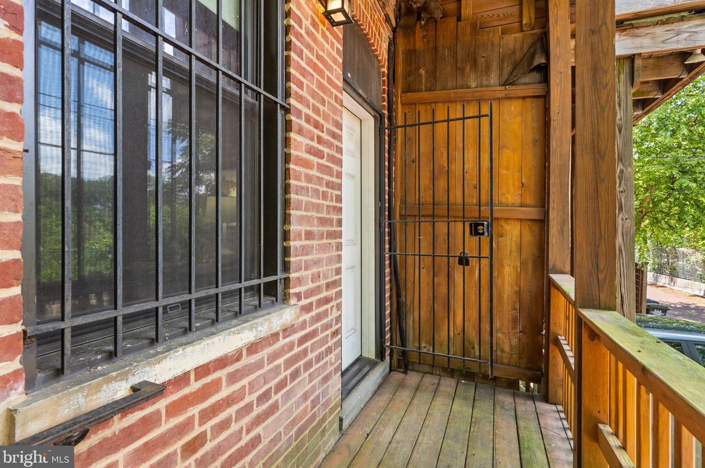 1929 Calvert St, Washington DC  20009-5495 exterior