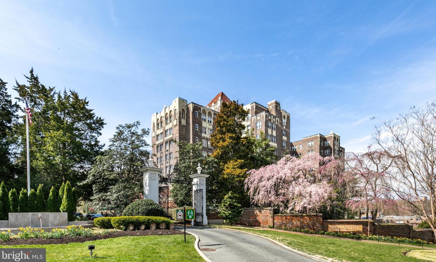 4000 Cathedral Ave, Washington DC  20016-5249 exterior