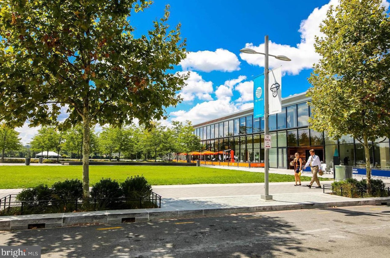 925 4 St, Washington DC 20003-3450 exterior