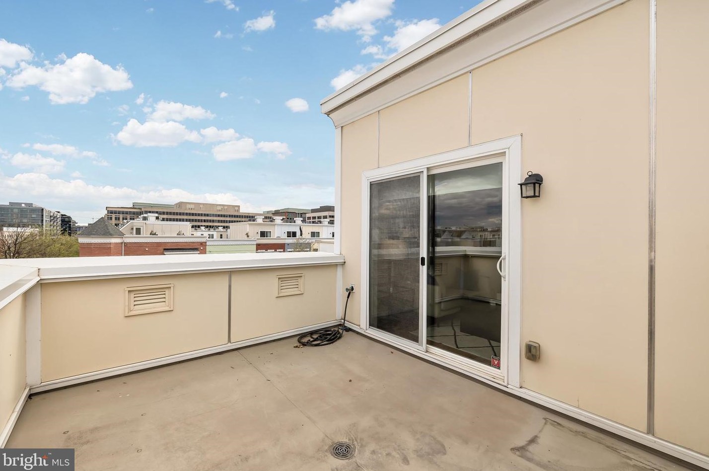 925 4 St, Washington DC 20003-3450 exterior