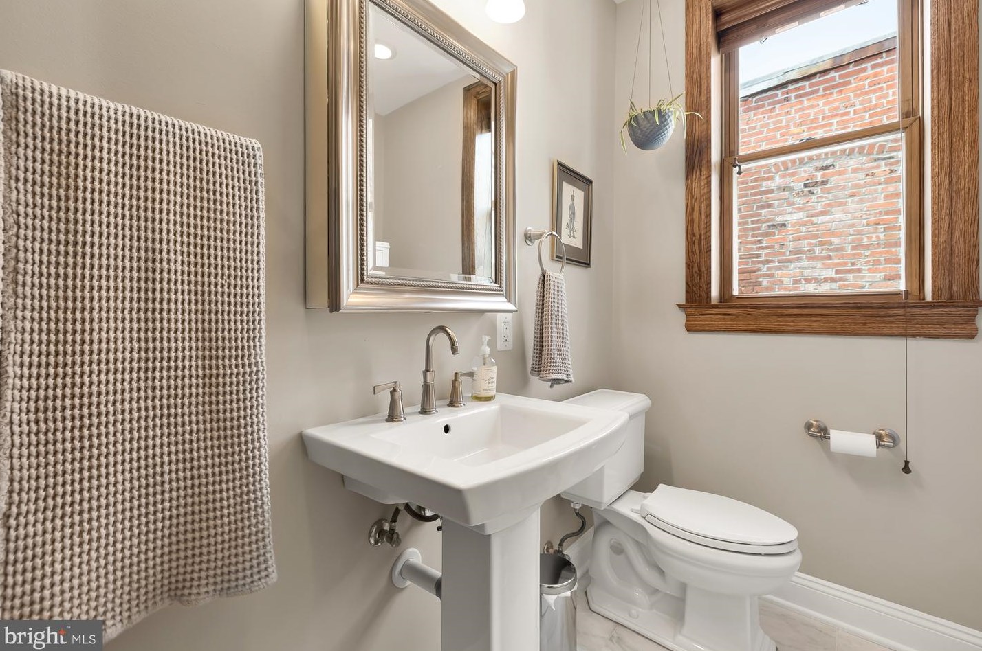 2014 Capitol St, Washington DC 20002-1328 exterior