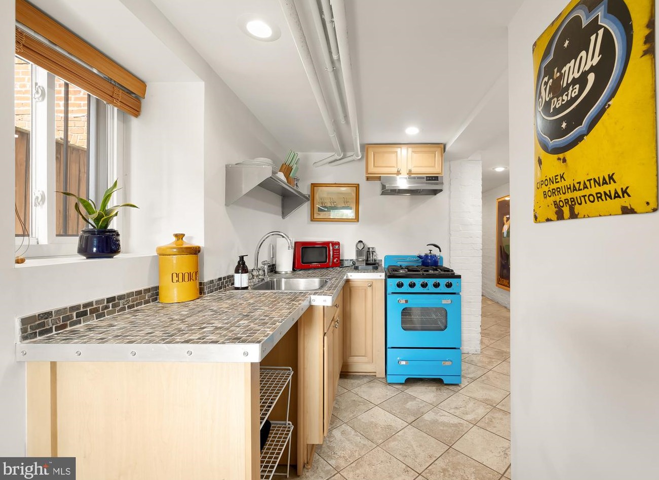 2014 Capitol St, Washington DC 20002-1328 exterior