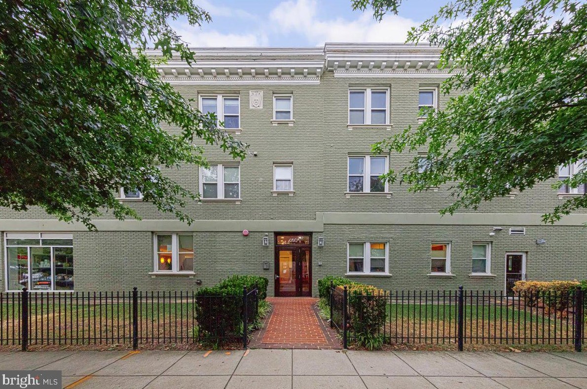 1352 Longfellow St, Washington, DC 20011-7851