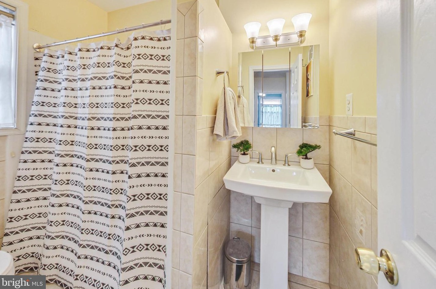 6216 New Hampshire Ave, Washington DC  20037-2303 exterior