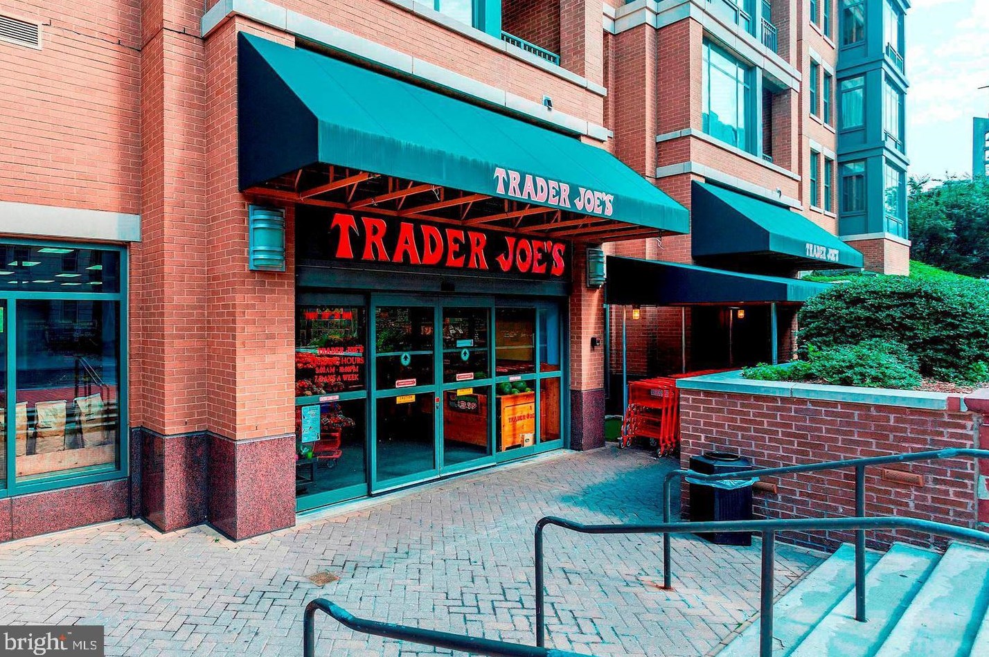 2425 L St, Washington DC  20037-2408 exterior