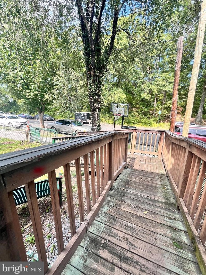 318 Eastern Ave, Washington DC  20019-2885 exterior