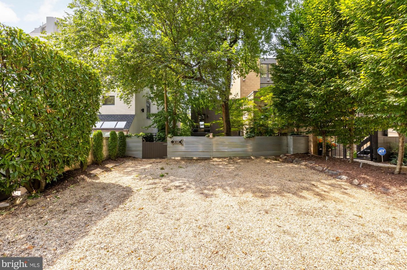 5169 Macarthur Blvd, Washington DC 20016-3315 exterior