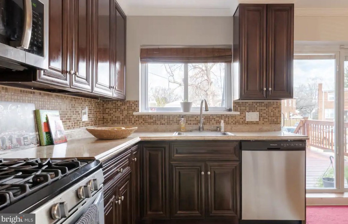 1028 Crittenden St, Washington, DC 20017-2717