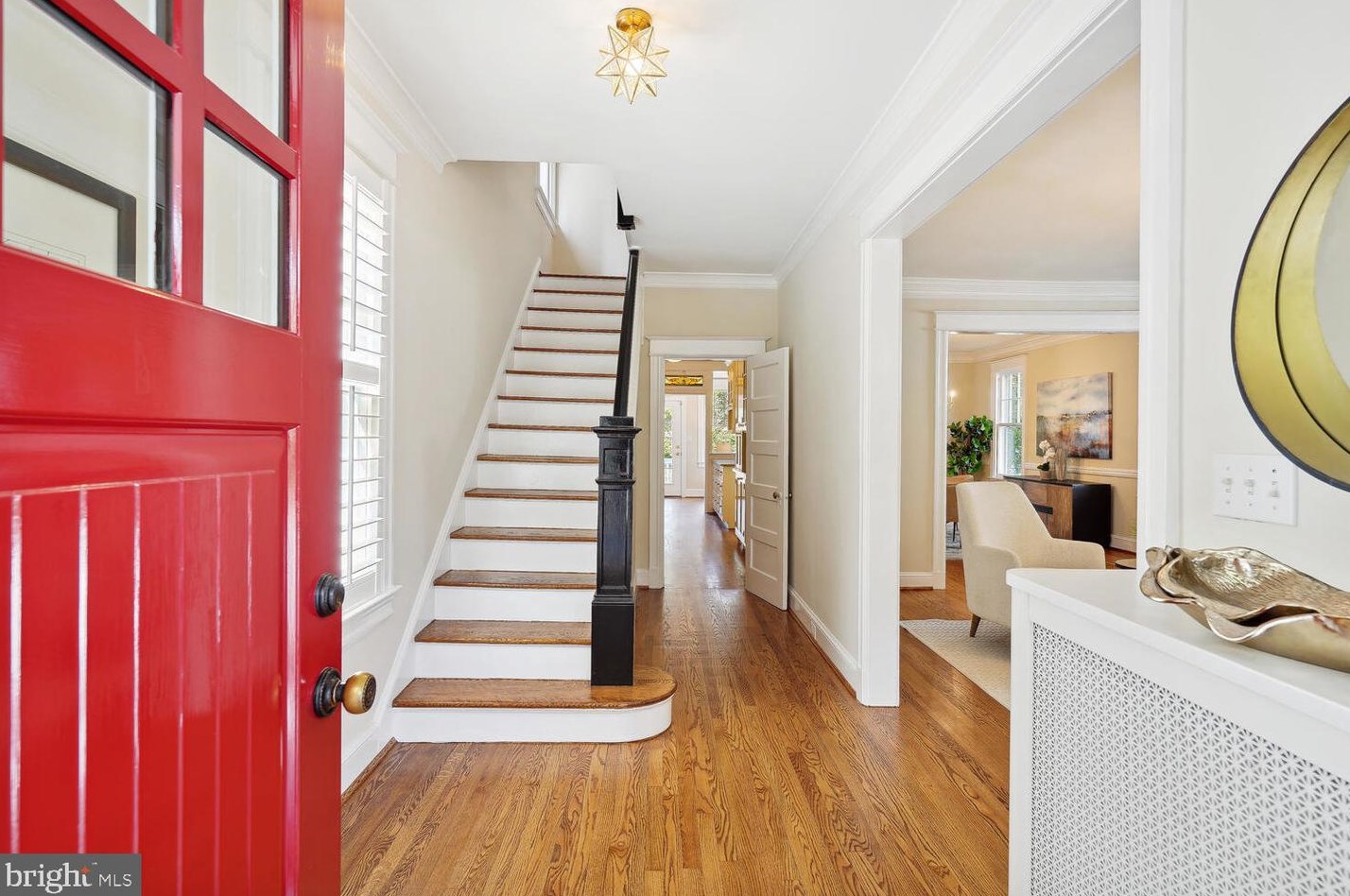 3939 Livingston St, Washington, DC 20015-2921