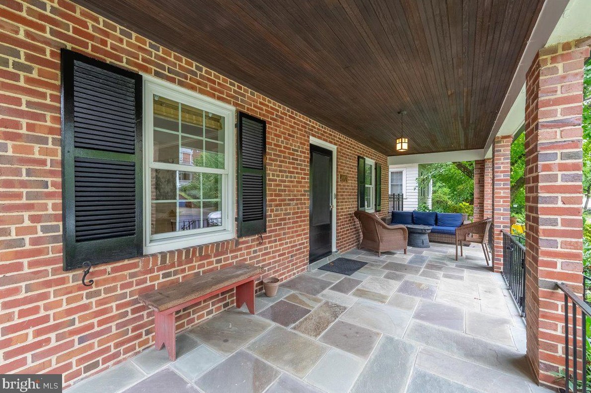 6121 32nd Pl, Washington, DC 20015-2401