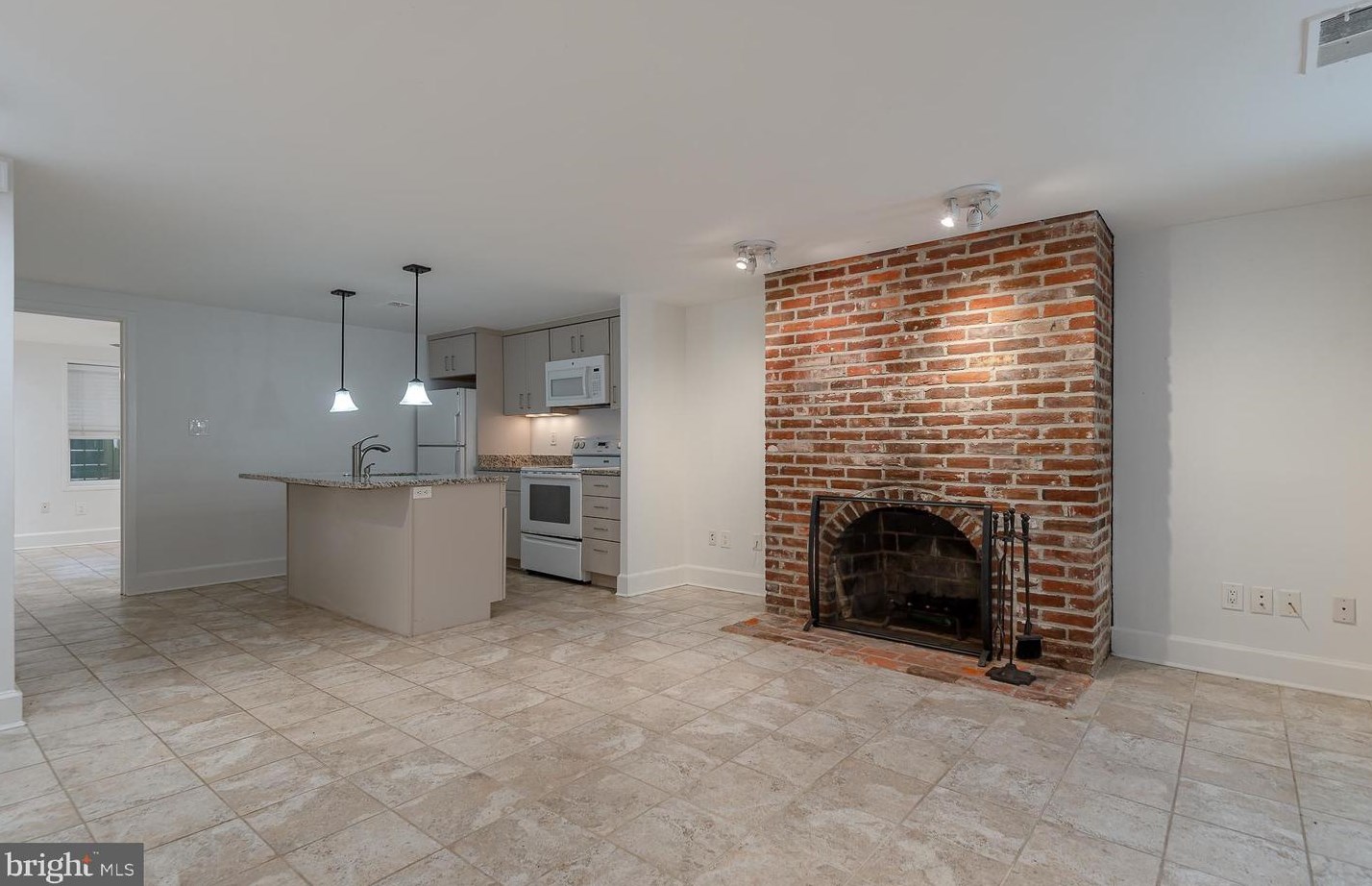 332 11th St, Washington, DC 20002-6220