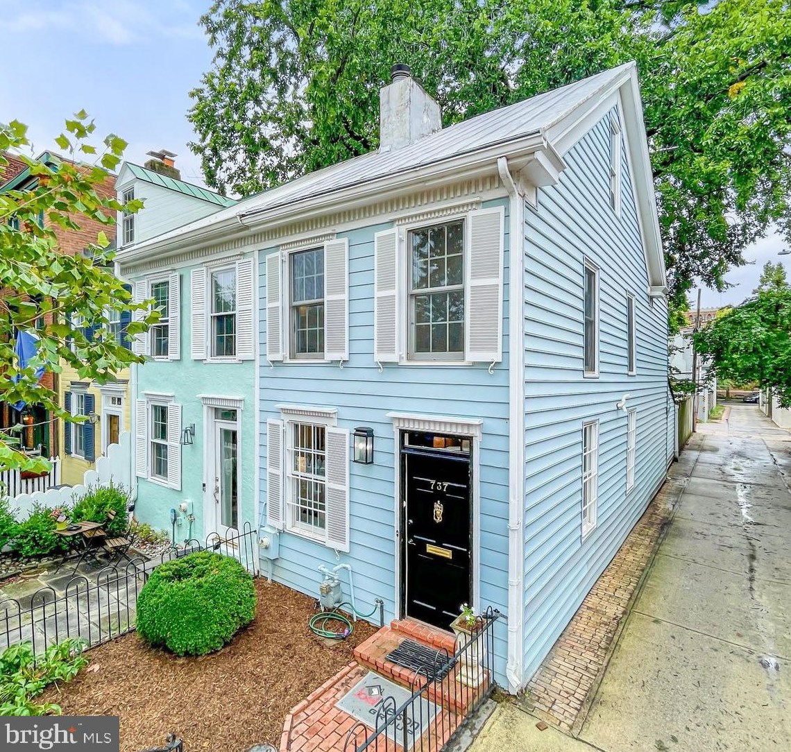 737 10th St, Washington, DC 20003-2809