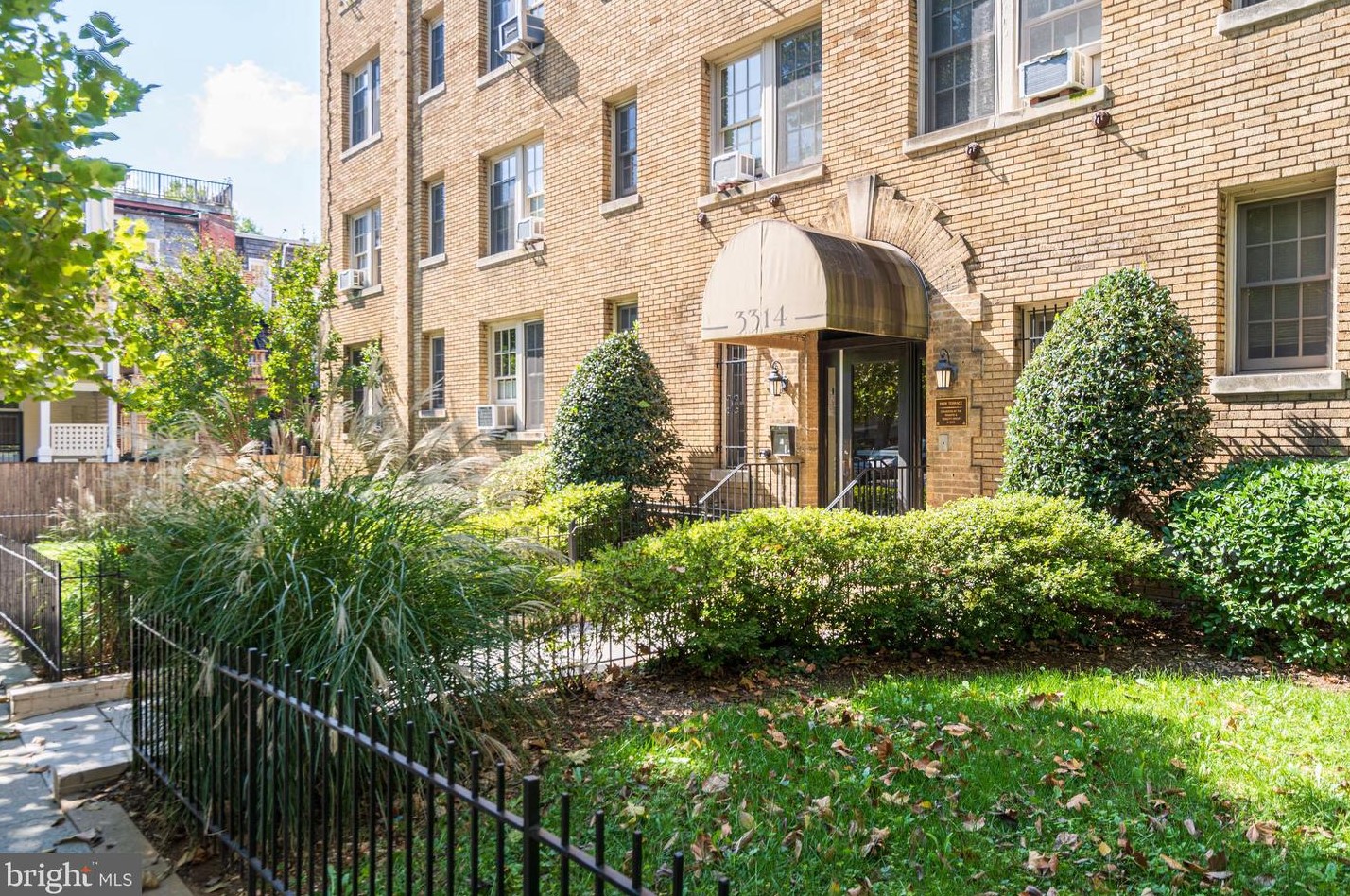 3314 Mount Pleasant St, Washington DC 20010-1829 exterior