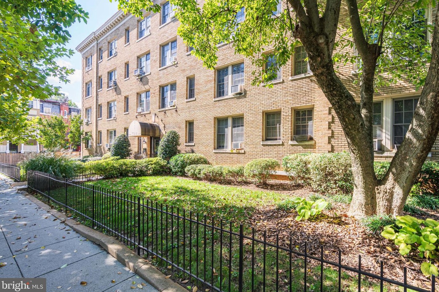 3314 Mount Pleasant St, Washington, DC 20010-1829