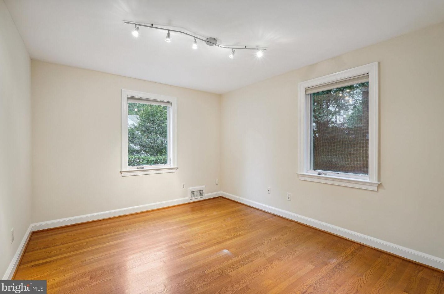 2354 King Pl, Washington DC 20007-1029 exterior