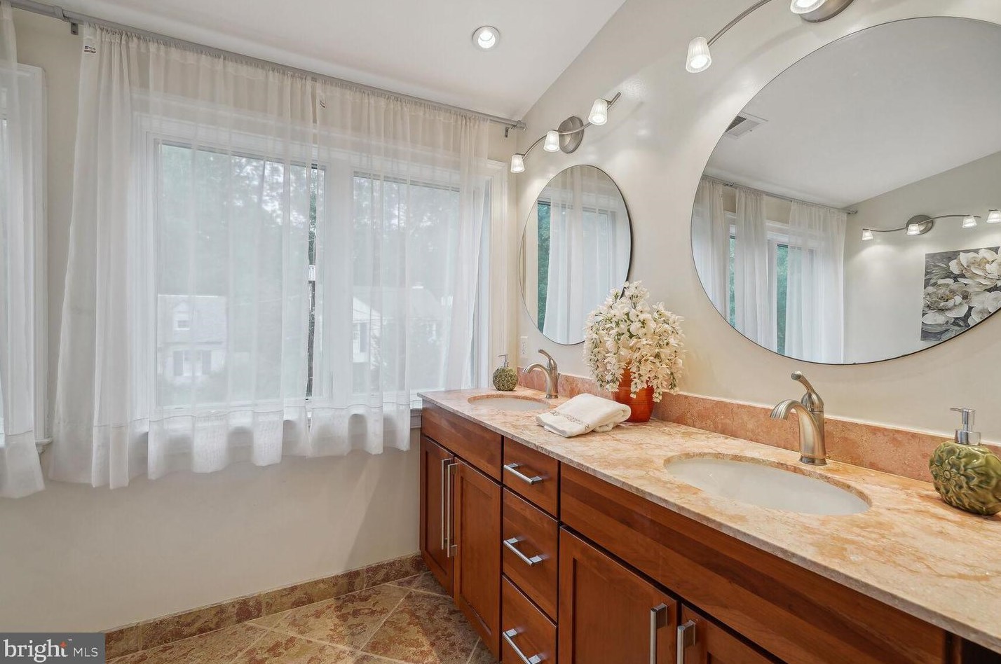 2354 King Pl, Washington DC 20007-1029 exterior