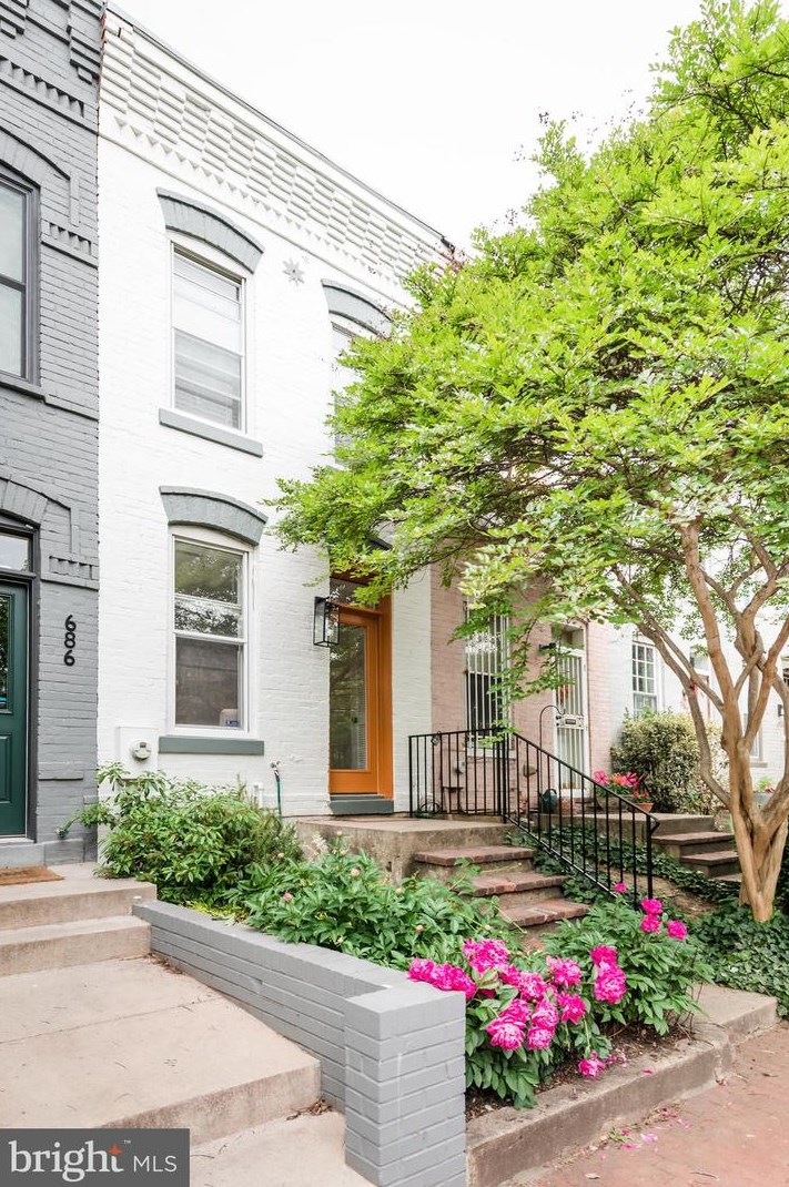 688 4th St, Washington, DC 20002-4906