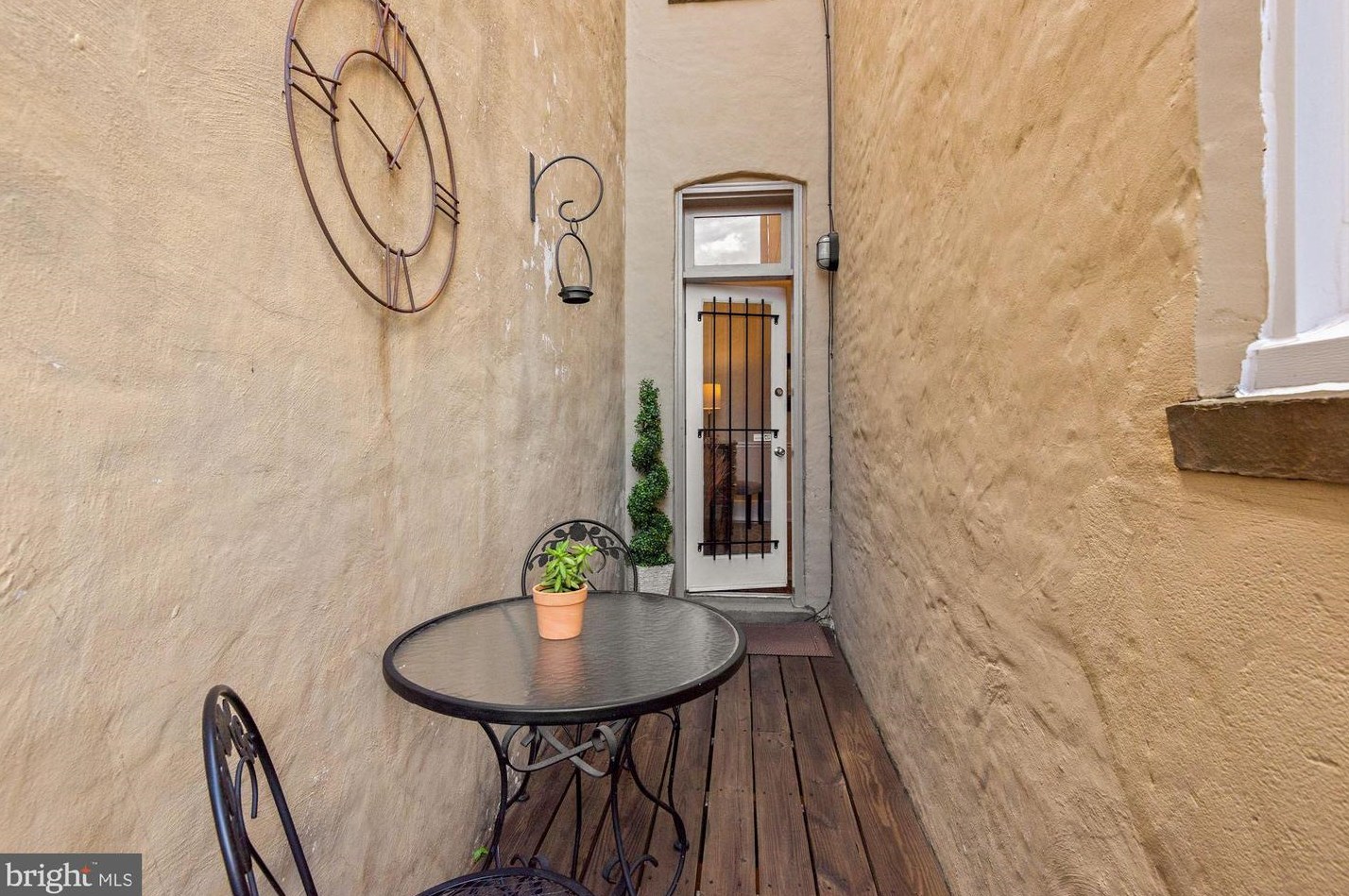 212 E St, Washington DC  20002-4923 exterior