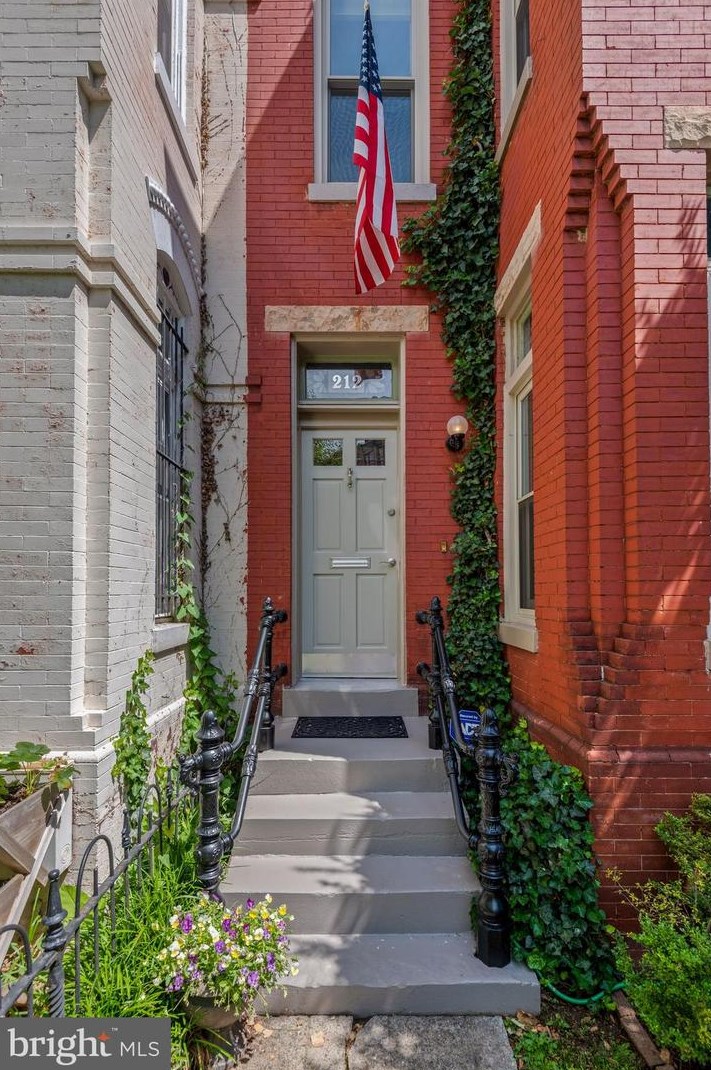 212 E St, Washington DC  20002-4923 exterior