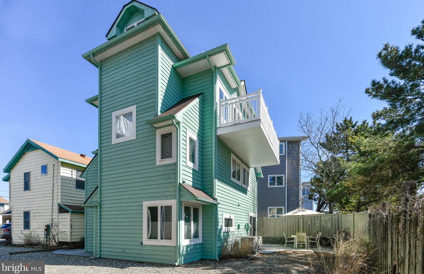 8 Bellevue St, Rehoboth, DE 19971-2302