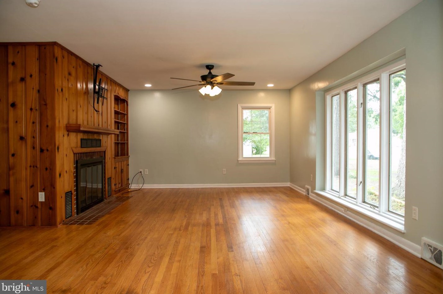 136 Oak Lane Dr, Laurel DE  19956-1424 exterior