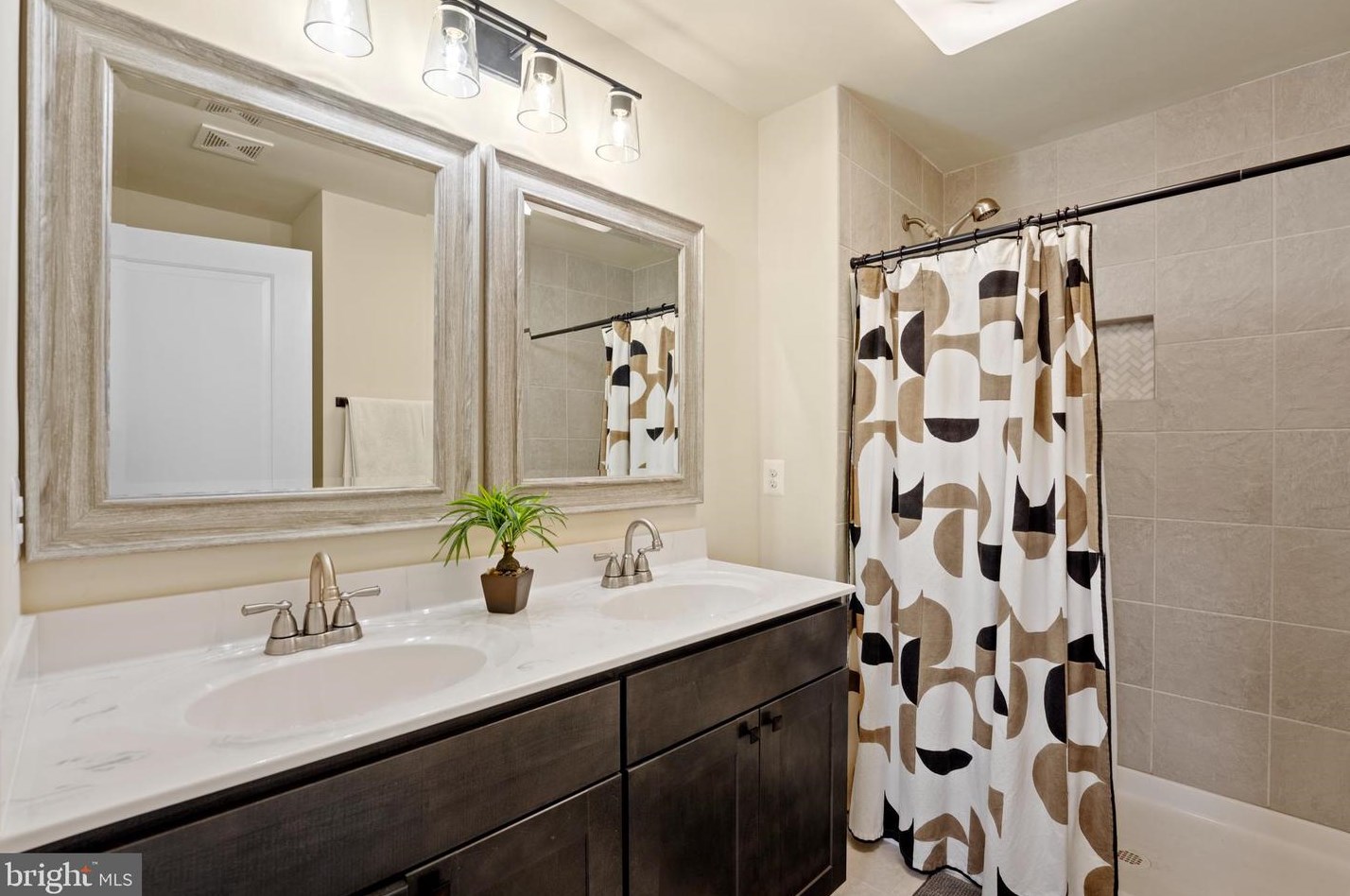 902 Hillcrest Rd, Baltimore MD  21076-1504 exterior